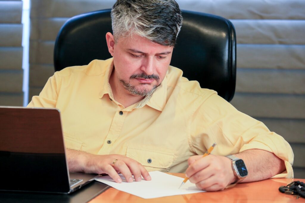 Perito analisando documento